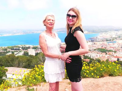 Eva, 70ans, et Lyna Jade, 22ans, deux grosses cochonnes blondes aux envies de sexe hard similaires ! - lavideodujourjetm.net