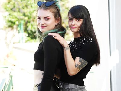 Marina aide Trixy à devenir une lesbienne salope confirmée ! - lavideodujourjetm.net